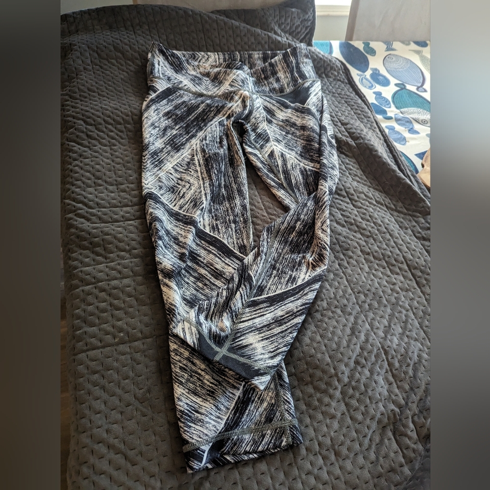Lululemon cropped leggings.